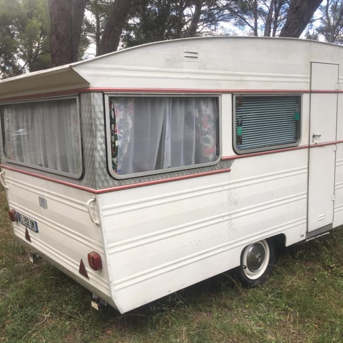 Vetores de Barraca De Acampamento Vintage Retro Camping Ilustração e
